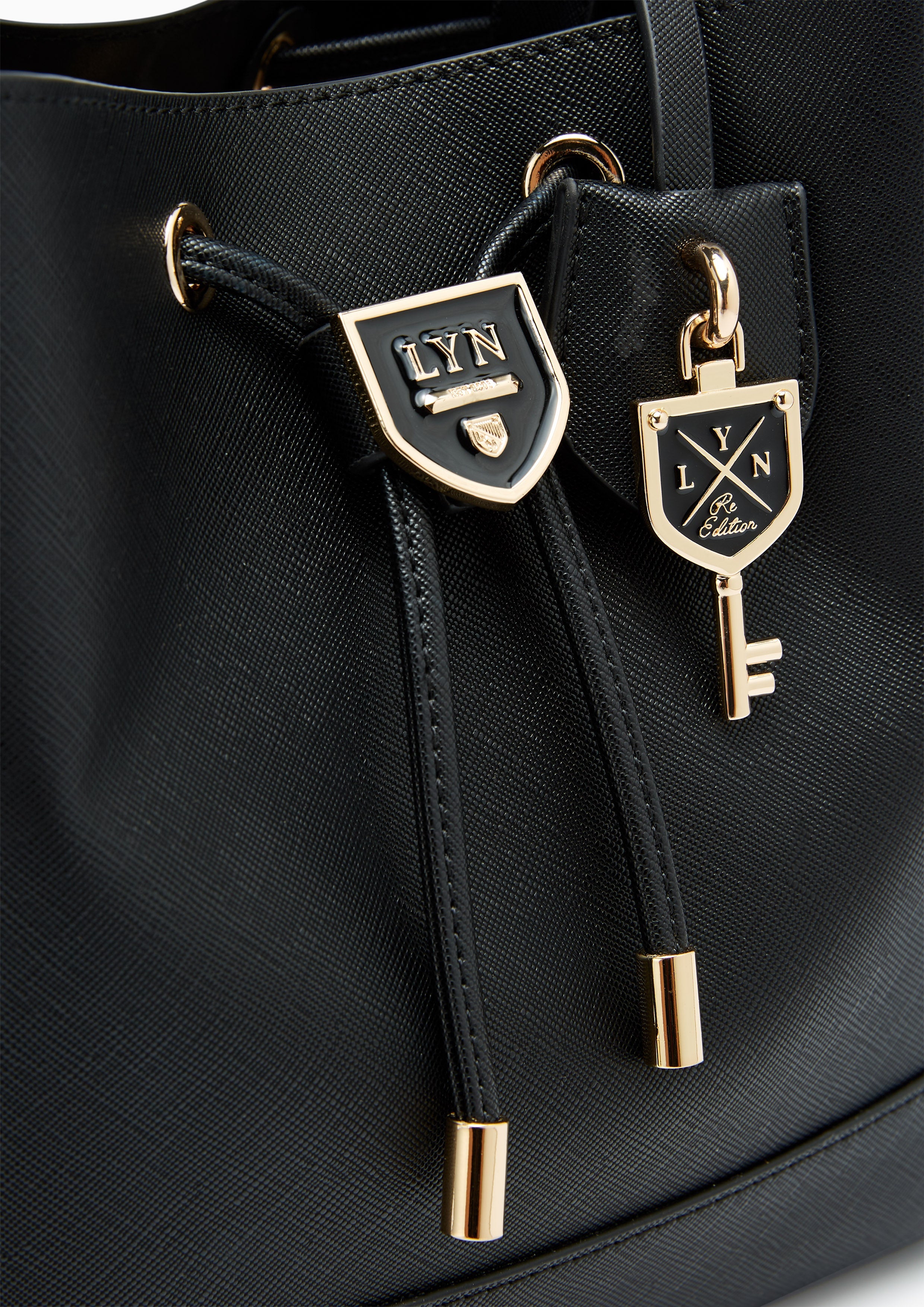 Carina Re-Edition M Bucket Bag Black