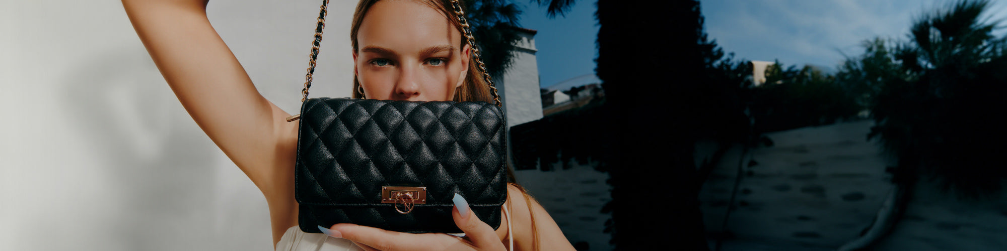 【LYN】Dahlia S ショルダーバッグ ライトグリッターベージュ Discover LYN's Exclusive Collection of Stylish Bags | View