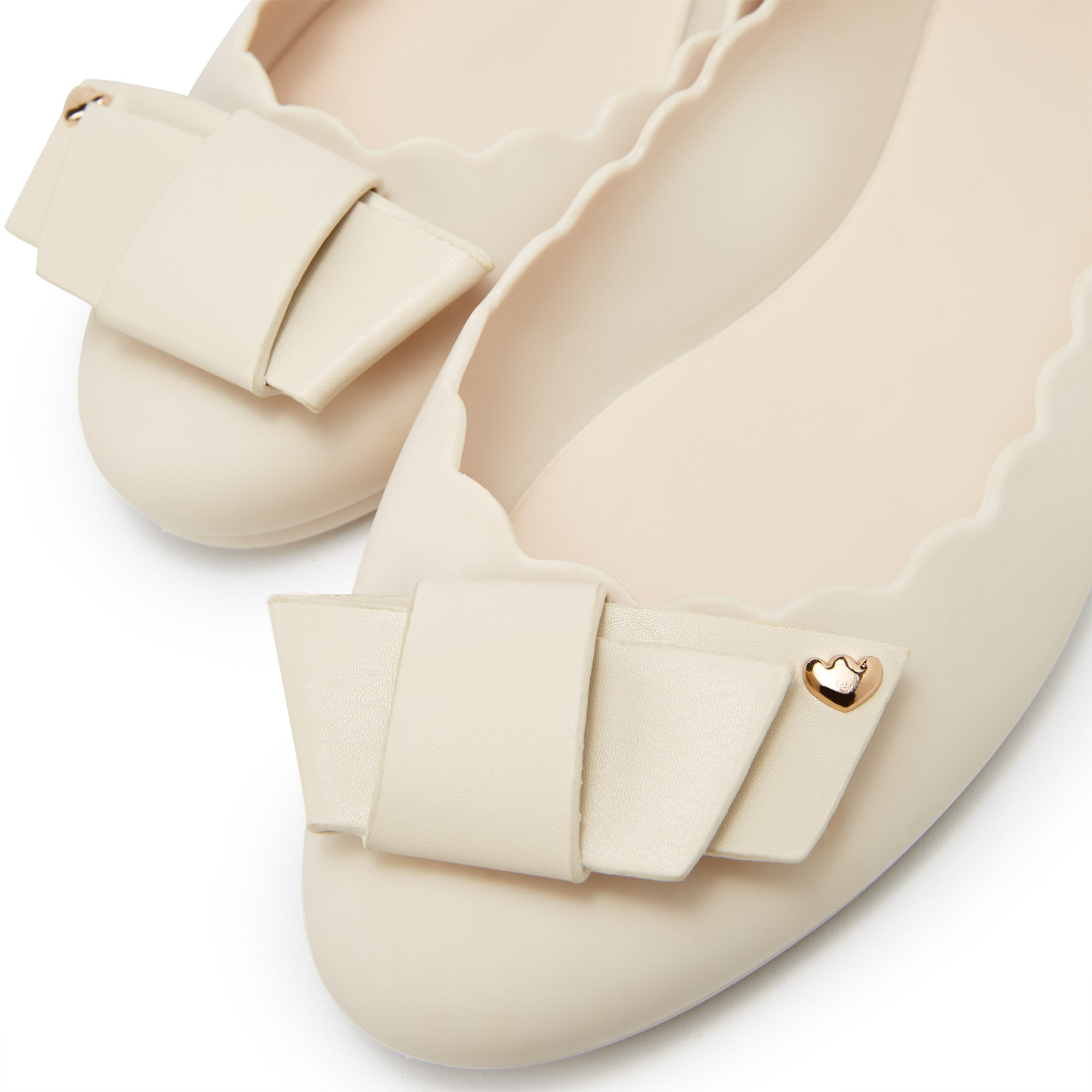 Sophie Asymmetric Bow Shoes Off-White