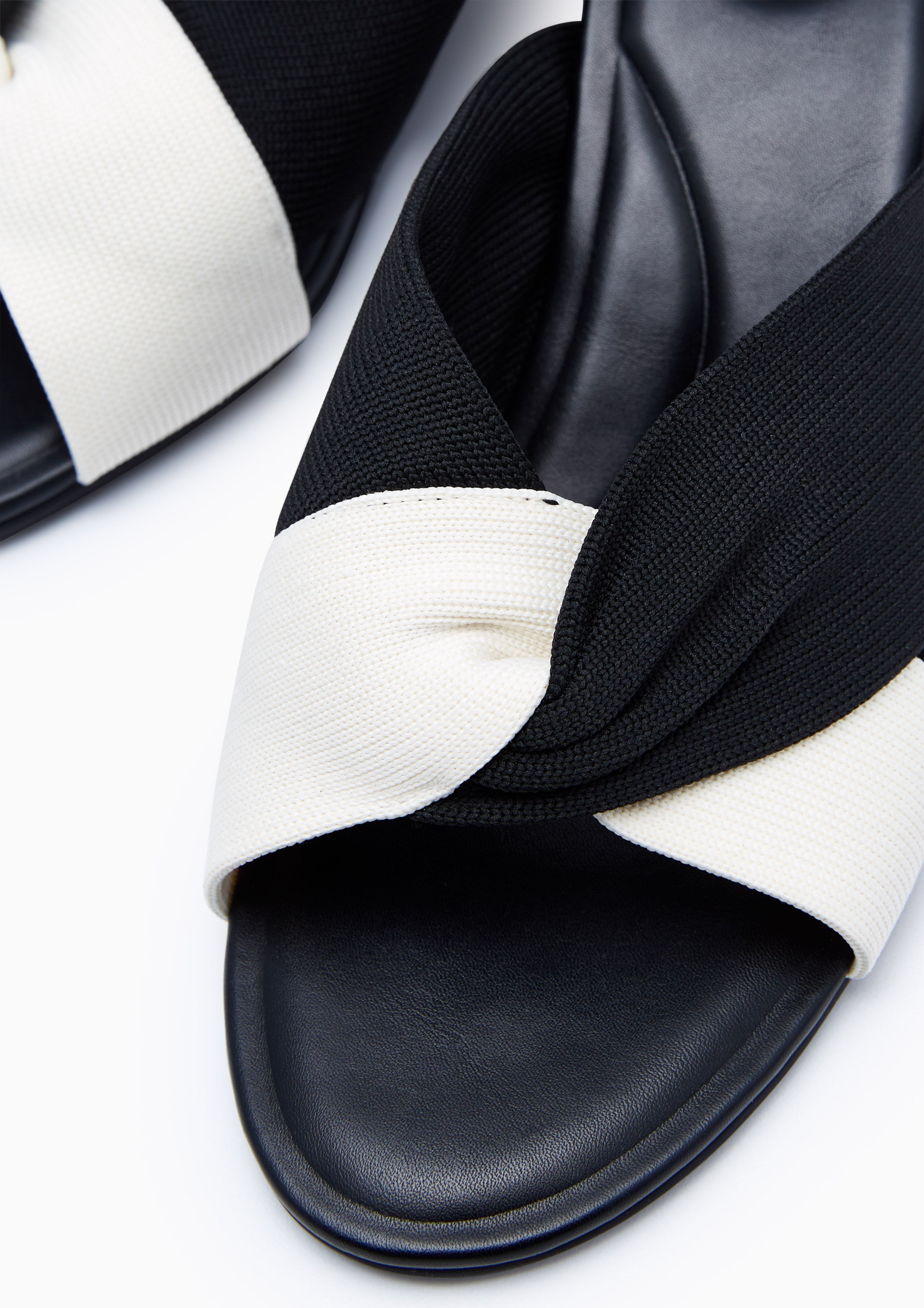 Twist Mid Heels Black