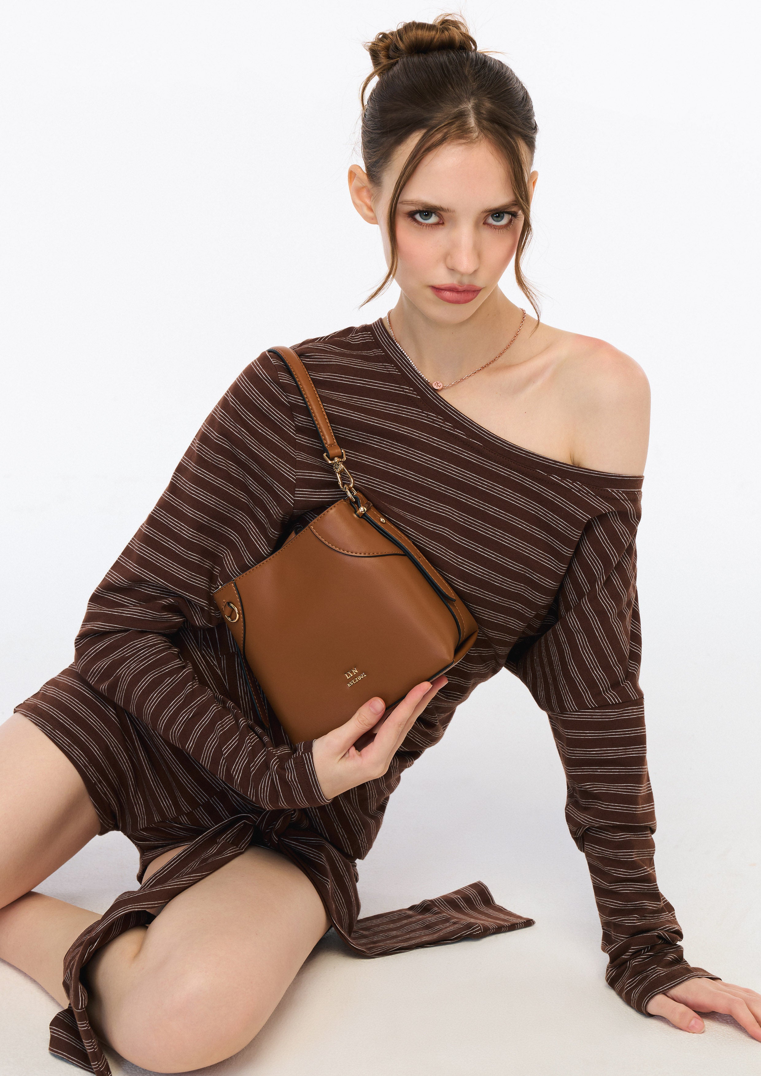 Serif S Bucket Bag Brown