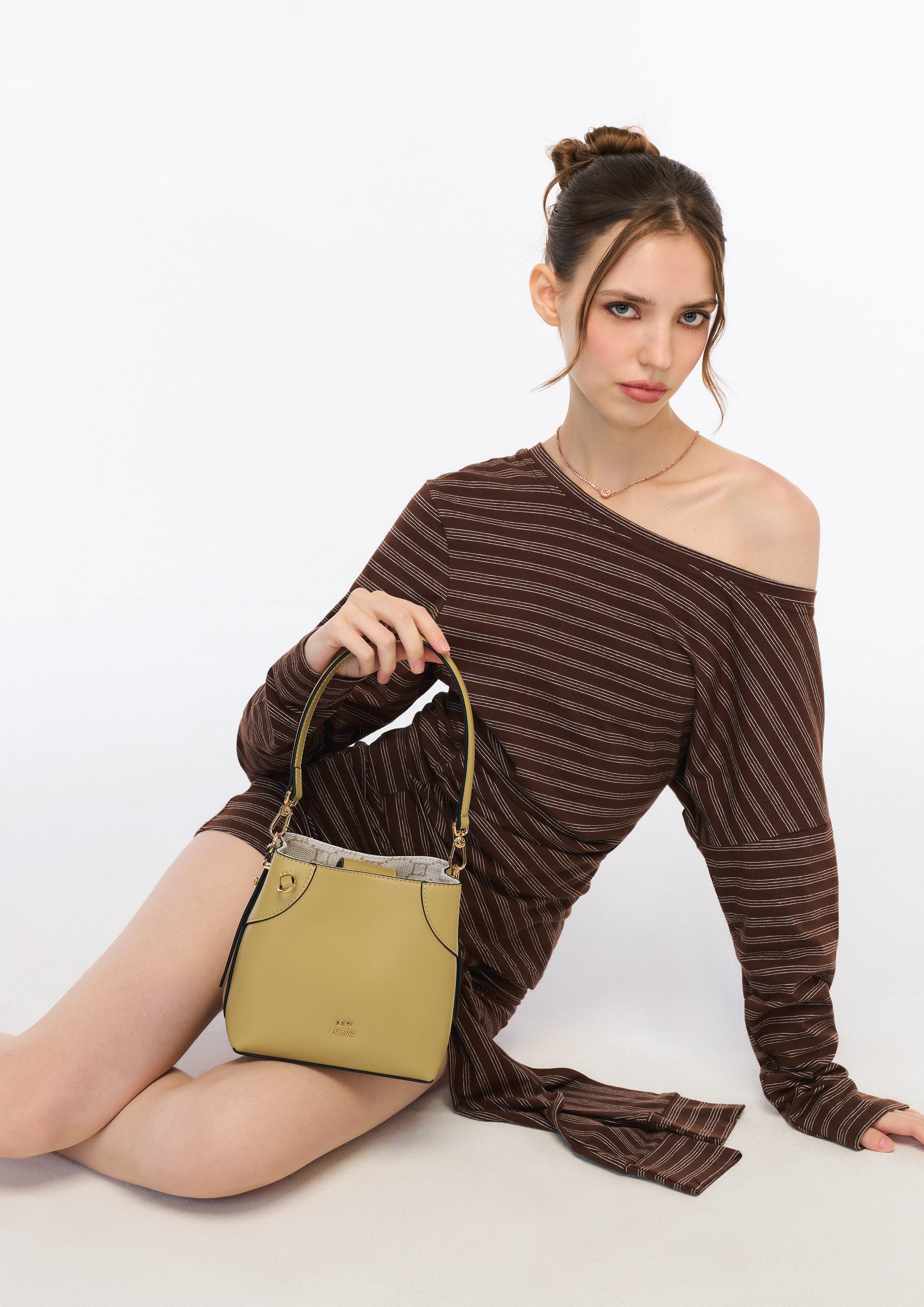 Serif S Bucket Bag Light Green