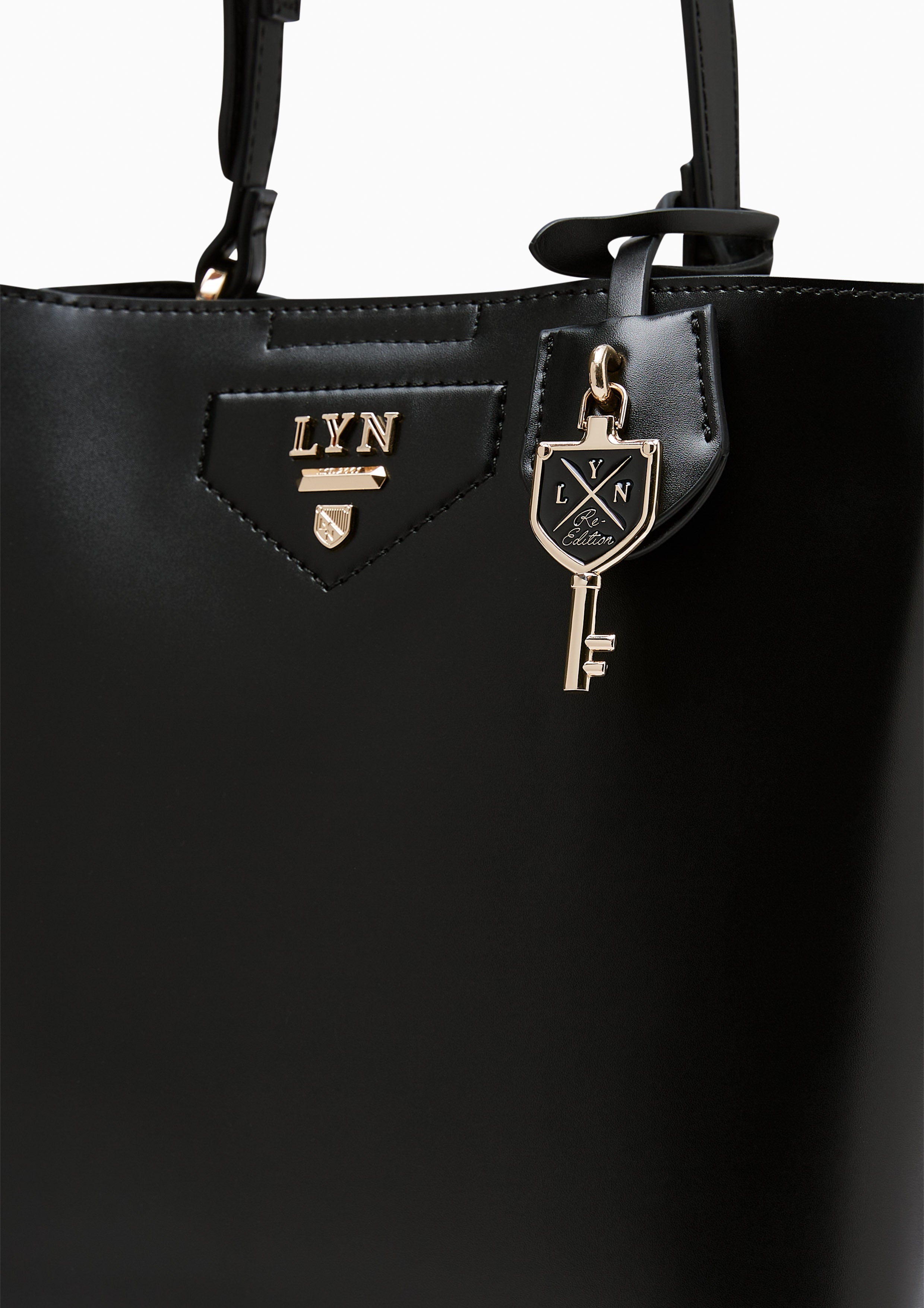 Astraea M Bucket Bag Black