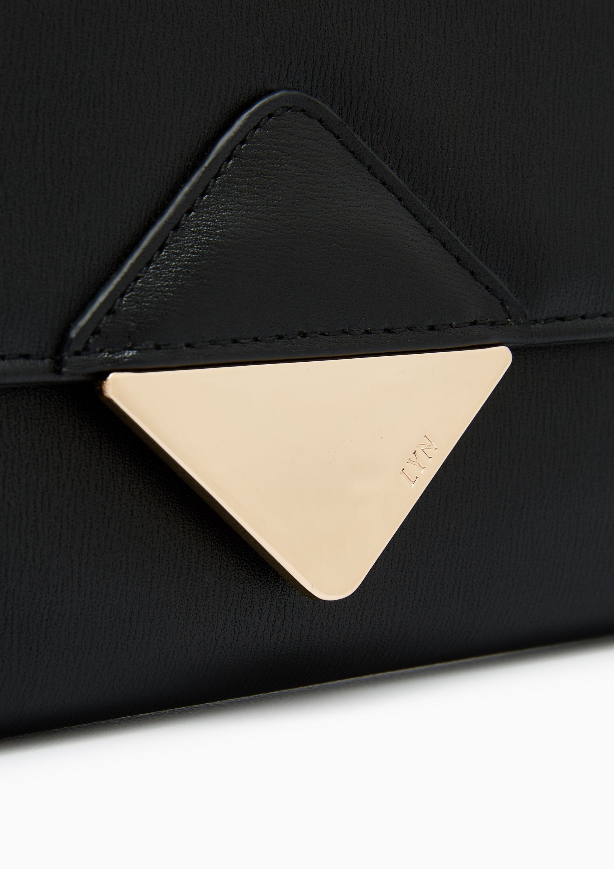 Trangle Wallet On Chain  Black